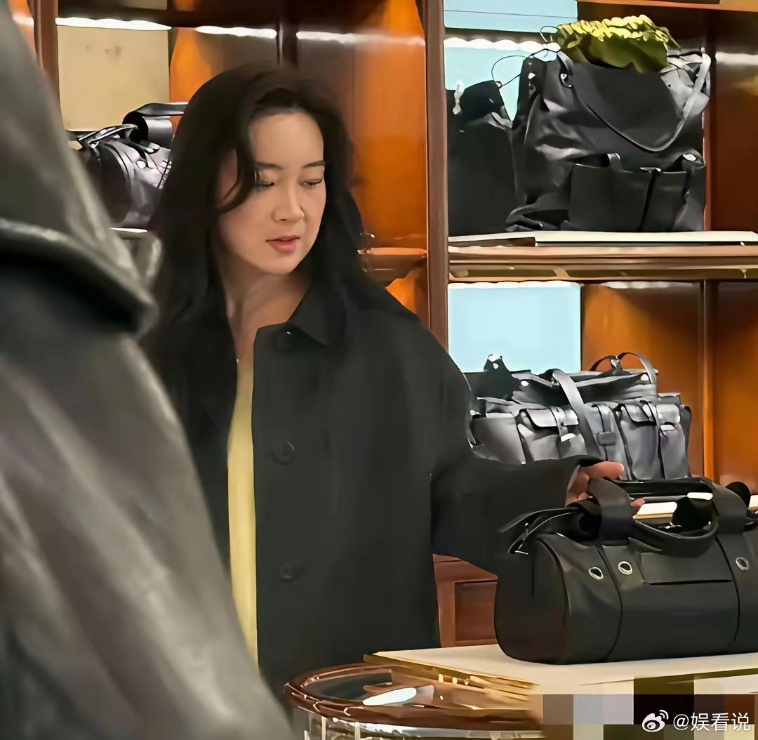 贾玲已经完全是另外一个人了，不再肥胖搞笑，而是高冷时尚！ 