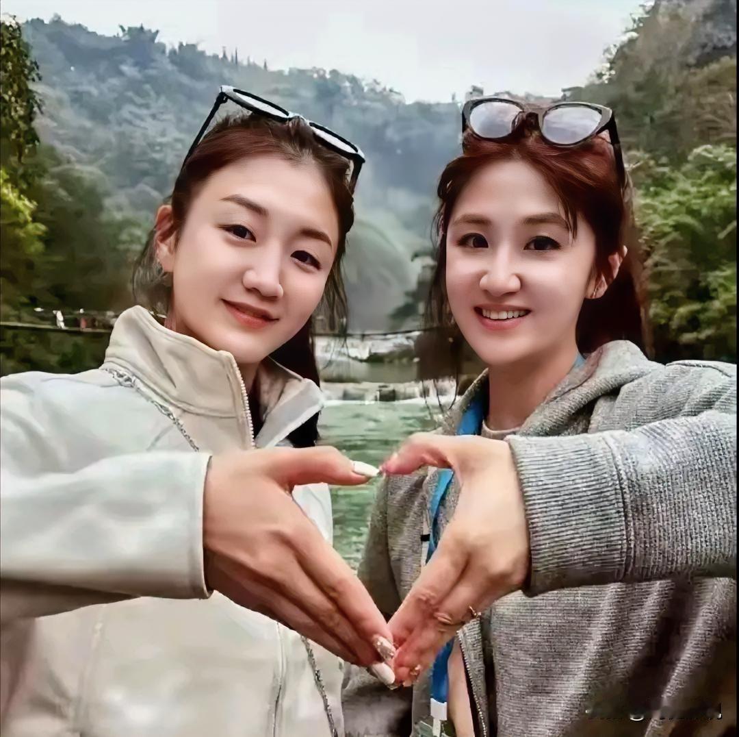 仔细看，陈梦赛场上打起球来，那叫一个帅气利落，英姿飒爽；下了场换上便装，又显得别