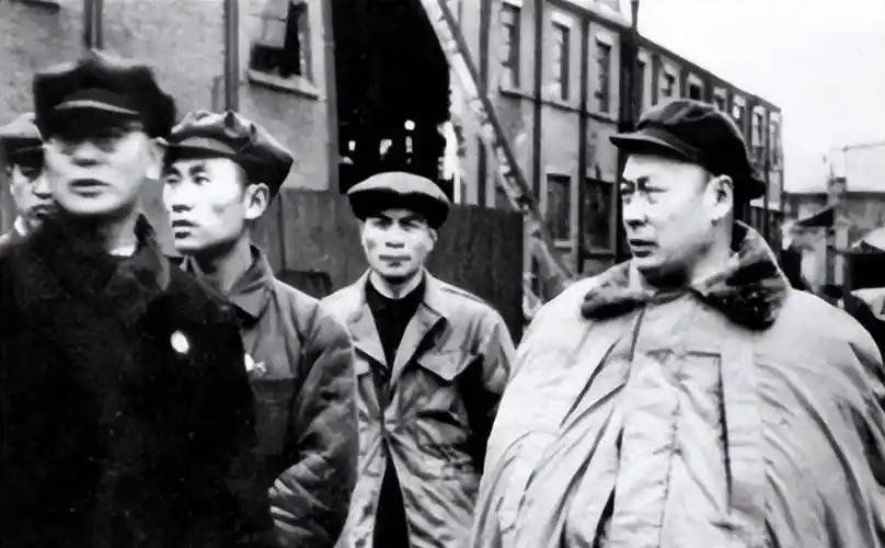 解放上海的行动受阻后，陈毅听到敌方长官的名字十分意外，连忙指示：“你们赶快查一个