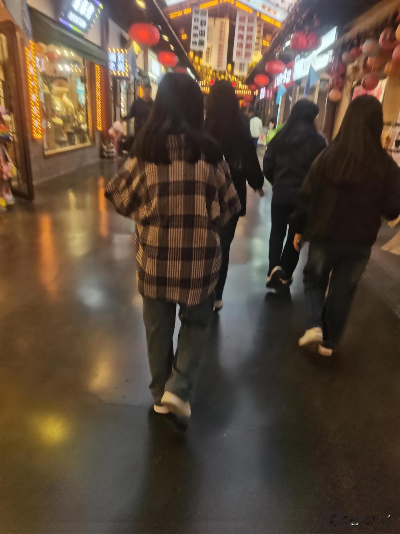 大龄单身碍到谁事儿了吗？为什么很多人对大龄剩女和光棍儿一直带有鄙视呢？

我是一
