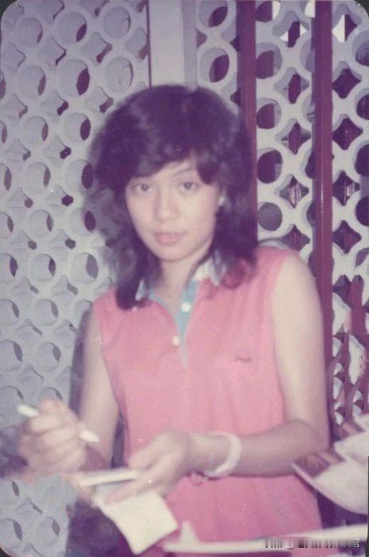 翁美玲老照片：不拍戏时候的她，就喜欢素颜，而且还喜欢穿宽大的休闲装，从这些细节便