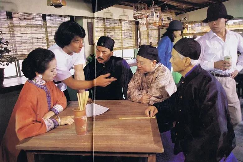 1993年下半年，《醉拳2》香港拍摄现场，成龙在为演员们说戏，左起：梅艳芳、成龙