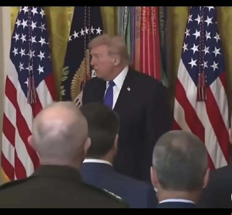 这几天，压根没见特朗普笑过！
对伊朗开战前，特朗普成天笑容满面。在国情咨文里，他