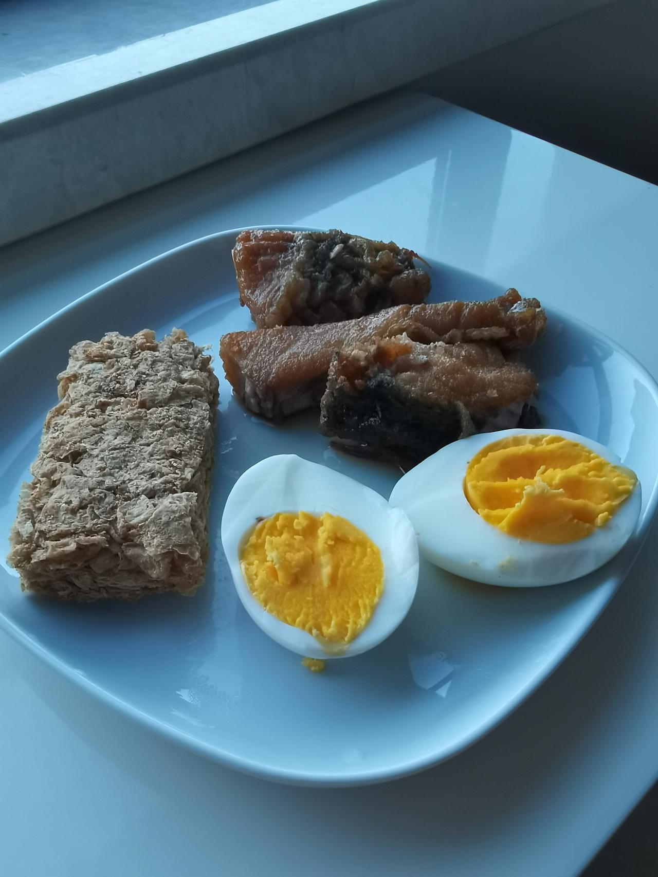 今天早餐简单，纳豆拌黄瓜丁，配一块熏鱼和一个鸡蛋。

说起纳豆，我以前是不吃的，