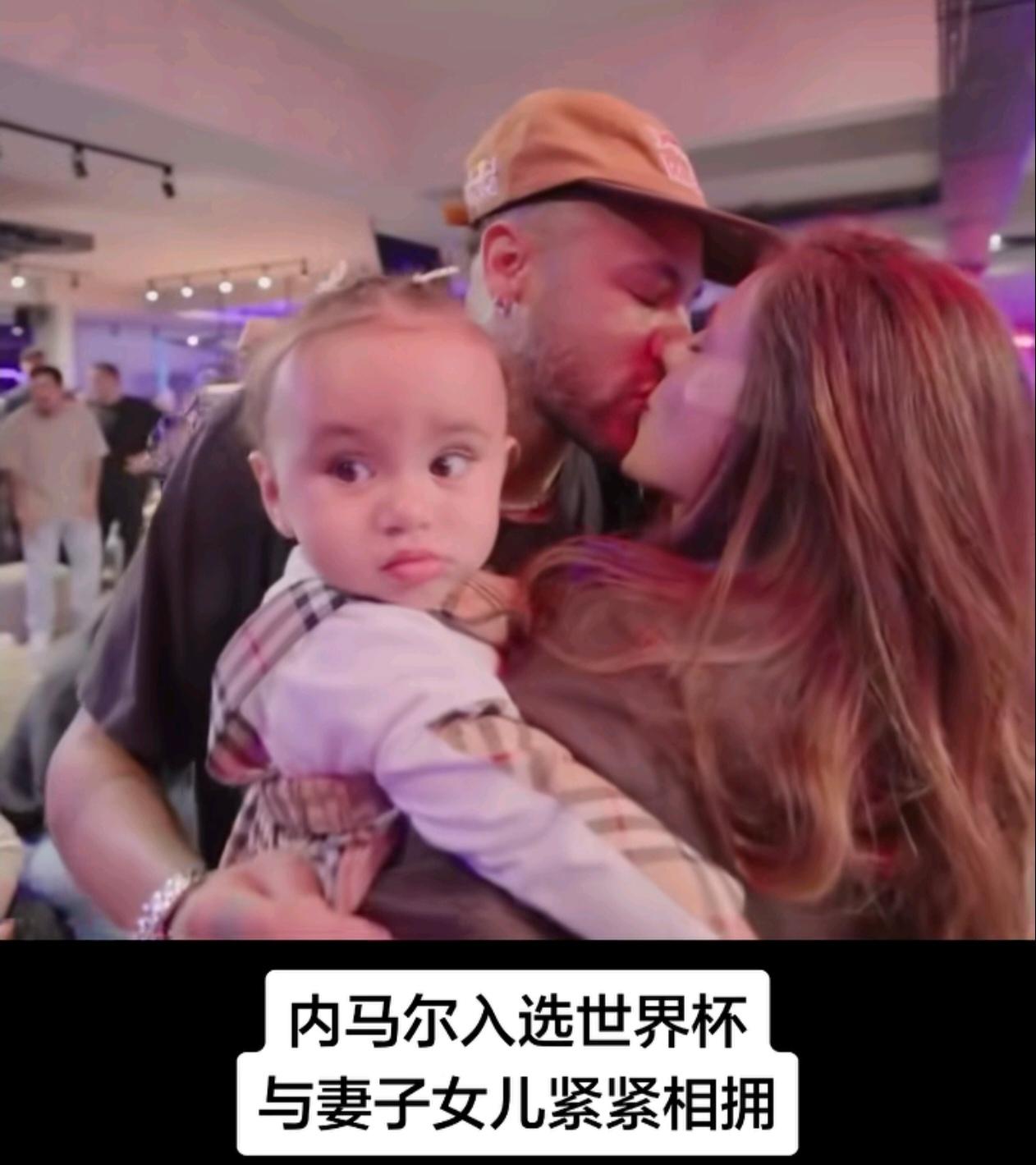 国际顶流球星内马尔一家颜值太出众了，两个女儿灵动可爱。
大女儿五官、神态和内马尔