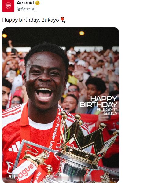 阿森纳英超联赛阿森纳著名教授 阿森纳官方晒萨卡捧起英超奖杯的照片并配文：“生日快