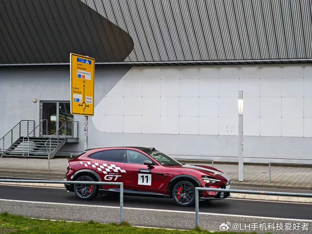 小米YU7GT新配色现身纽北小米YU7也要跑纽北赛道了，这个新配色有点好看啊。作