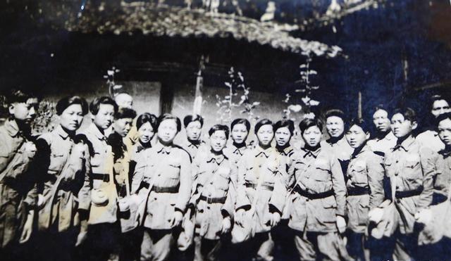 1939 年，女战士徐敏准备去如厕，突然被一壮汉抱到床榻上。对方捂住她的嘴，凑在