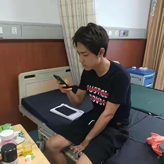要不知道这是肖战，我还以为是哪个在医院玩手机的大学生呢 