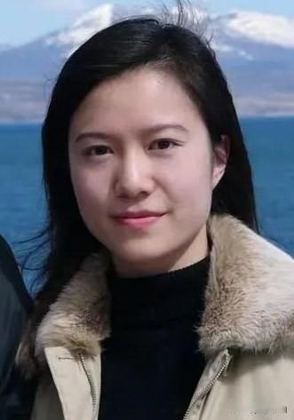 博士才女翁帆，处理丈夫后事后，以全新的容颜亮照网络，好像年轻了十岁！