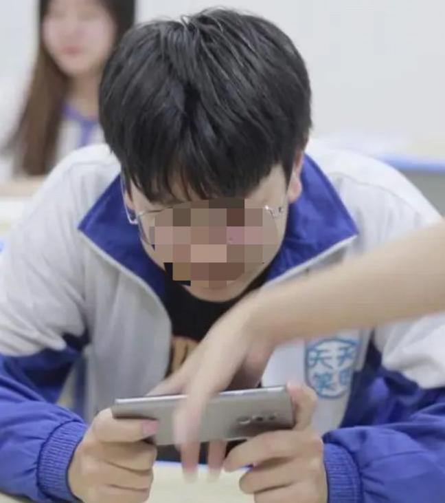 重庆，12岁男生在学校偷偷带手机被父母发现，父母紧急联系班主任，让班主任吧男子手