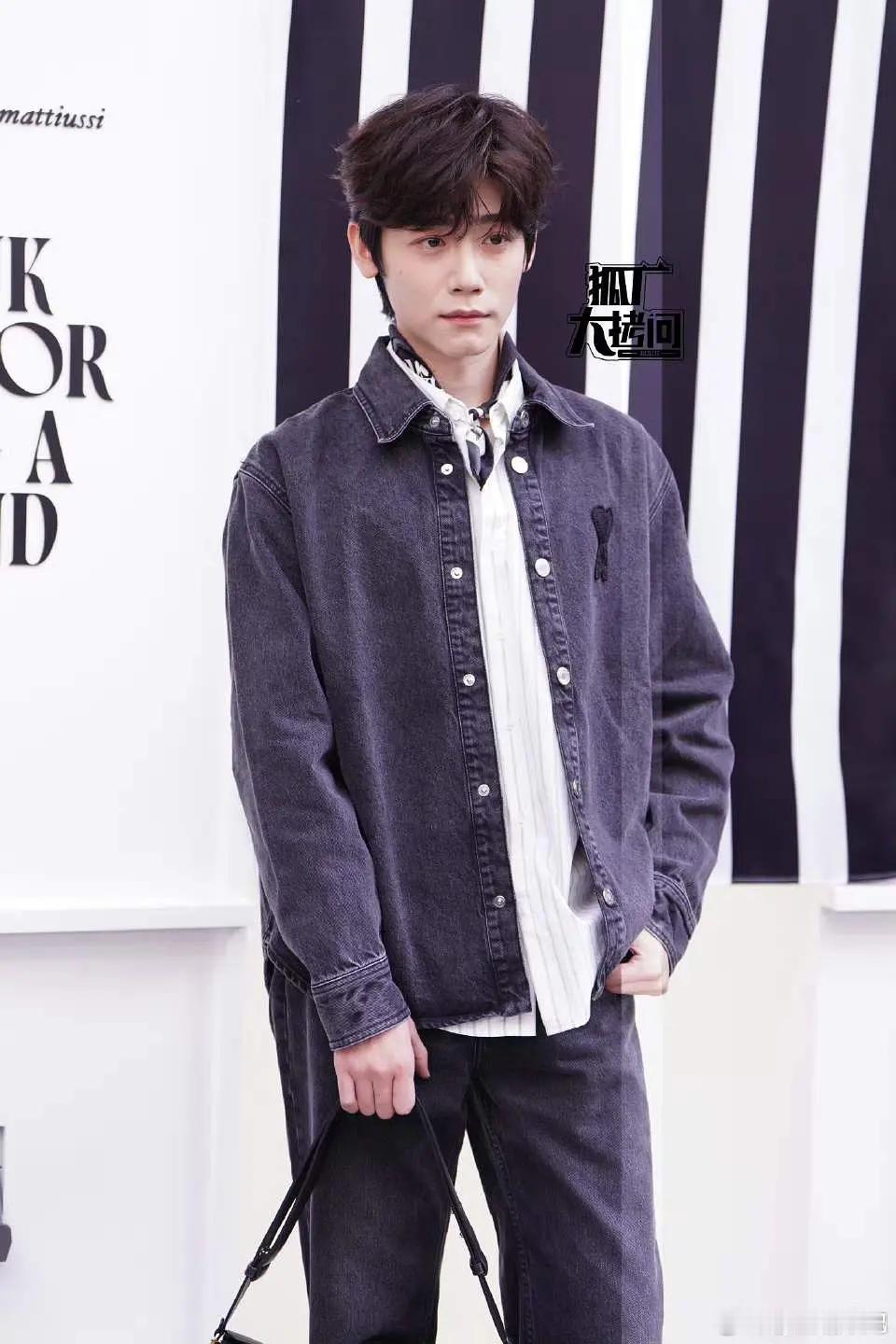 想知道李卿这样是怎么吸到粉的？ 