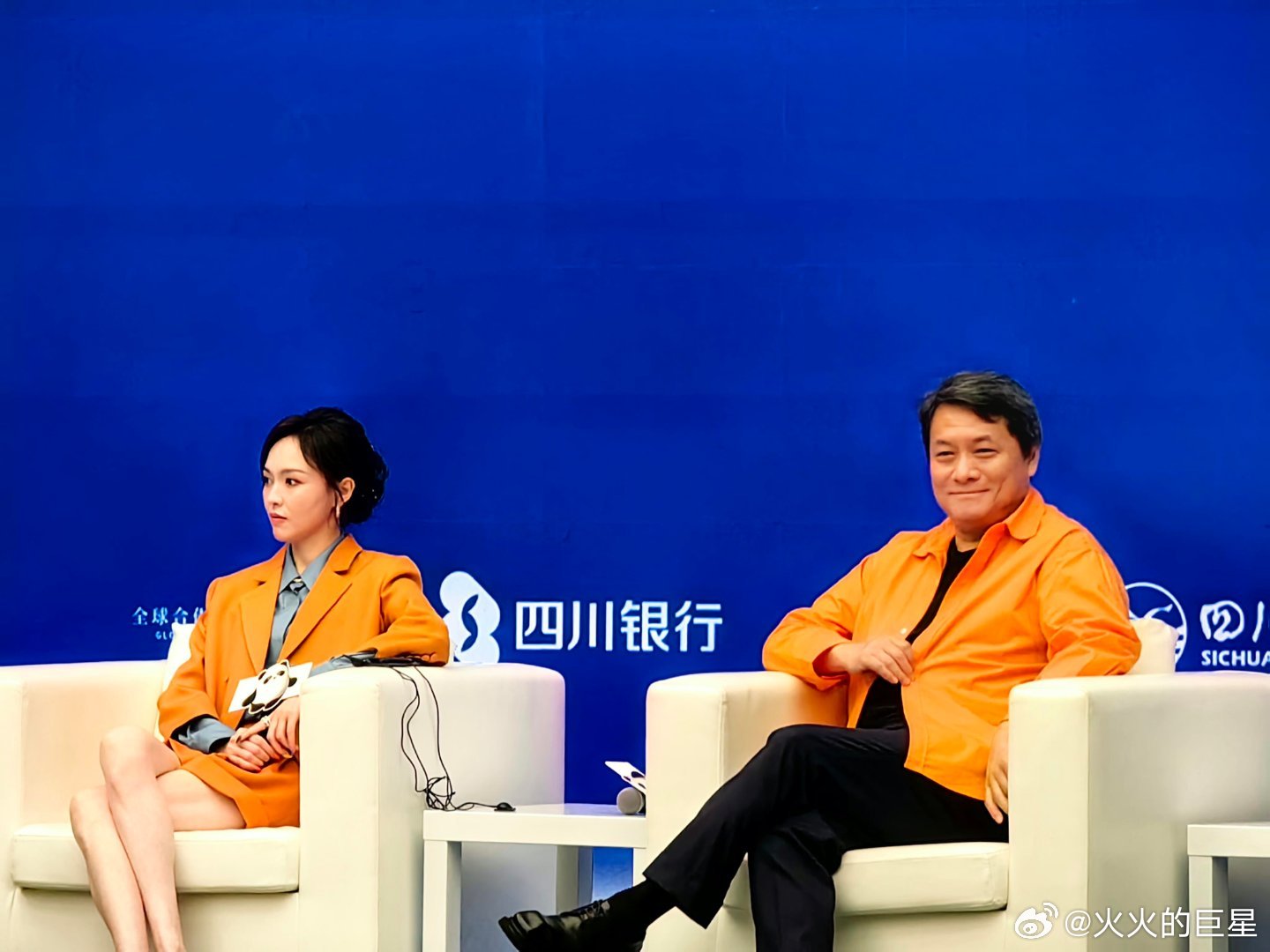 心想事橙[拜托]唐嫣橙色套装盘发造型唐嫣金熊猫盛典造型 ​​​