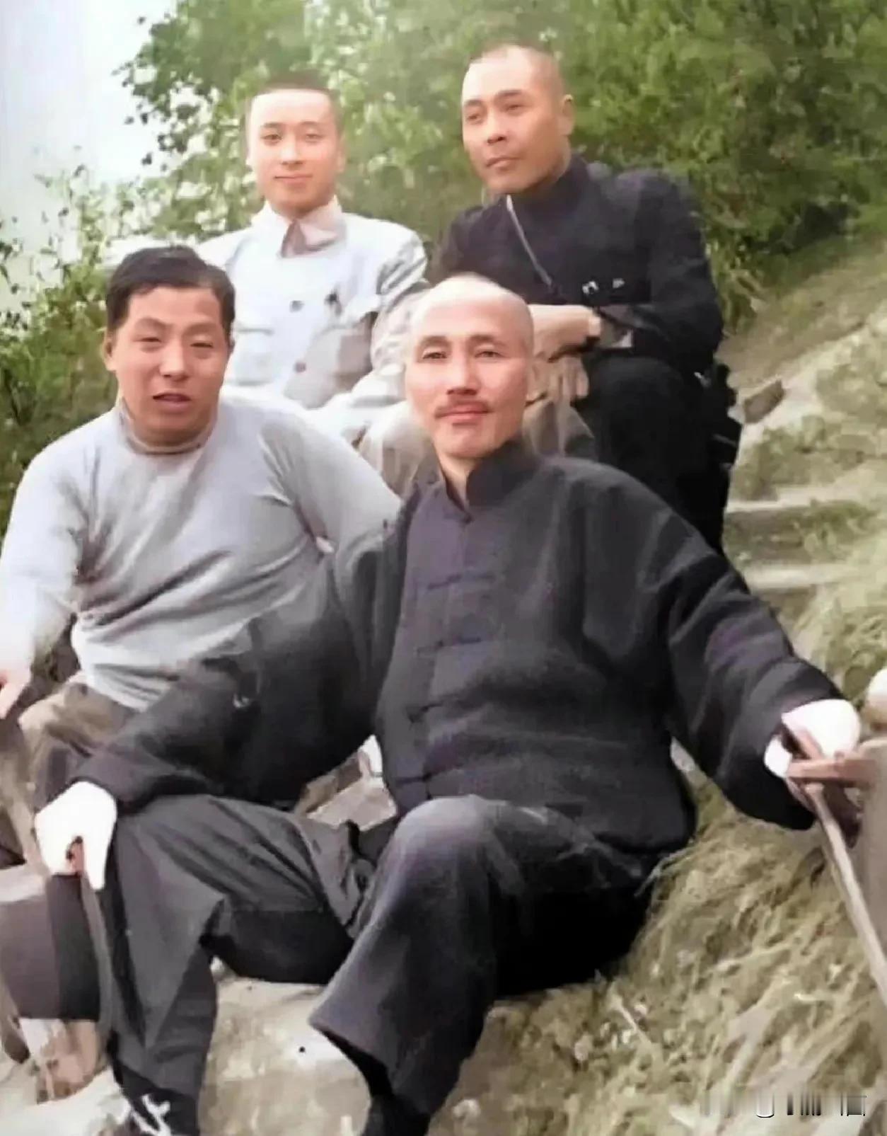 曾经情同手足，结为兄弟。
最后反目成仇，改变国运。
不明智的张学梁，
糊涂的蒋中