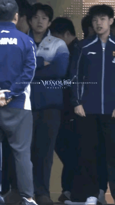 3月23日上早训的莎头！
今天一大早，王皓给男队开晨会，头哥嘴里又在嚼东西，看来