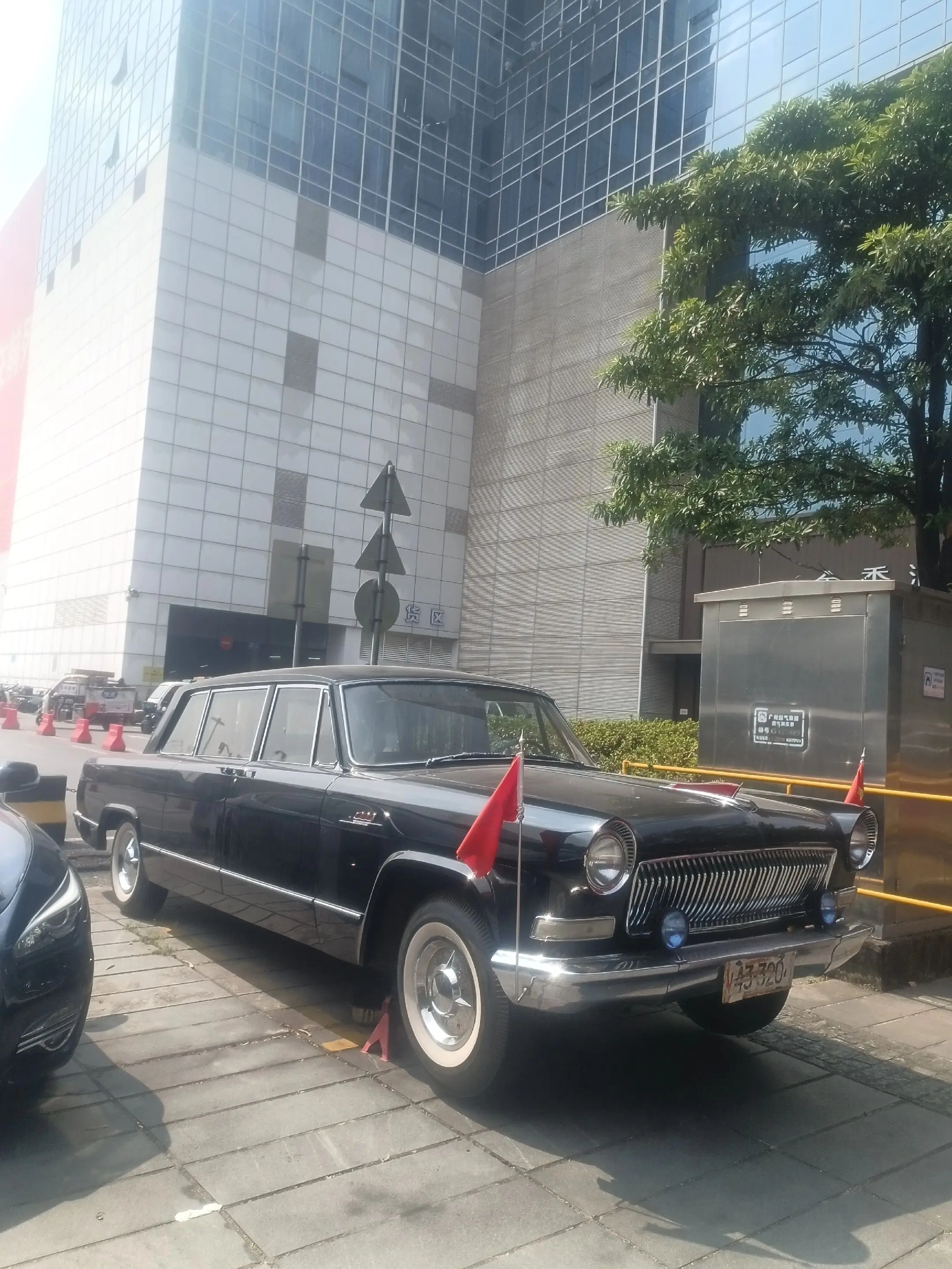 呢一部，就系经典红旗CA770，人称大红旗 曾经嘅国宾座驾，接待外宾...