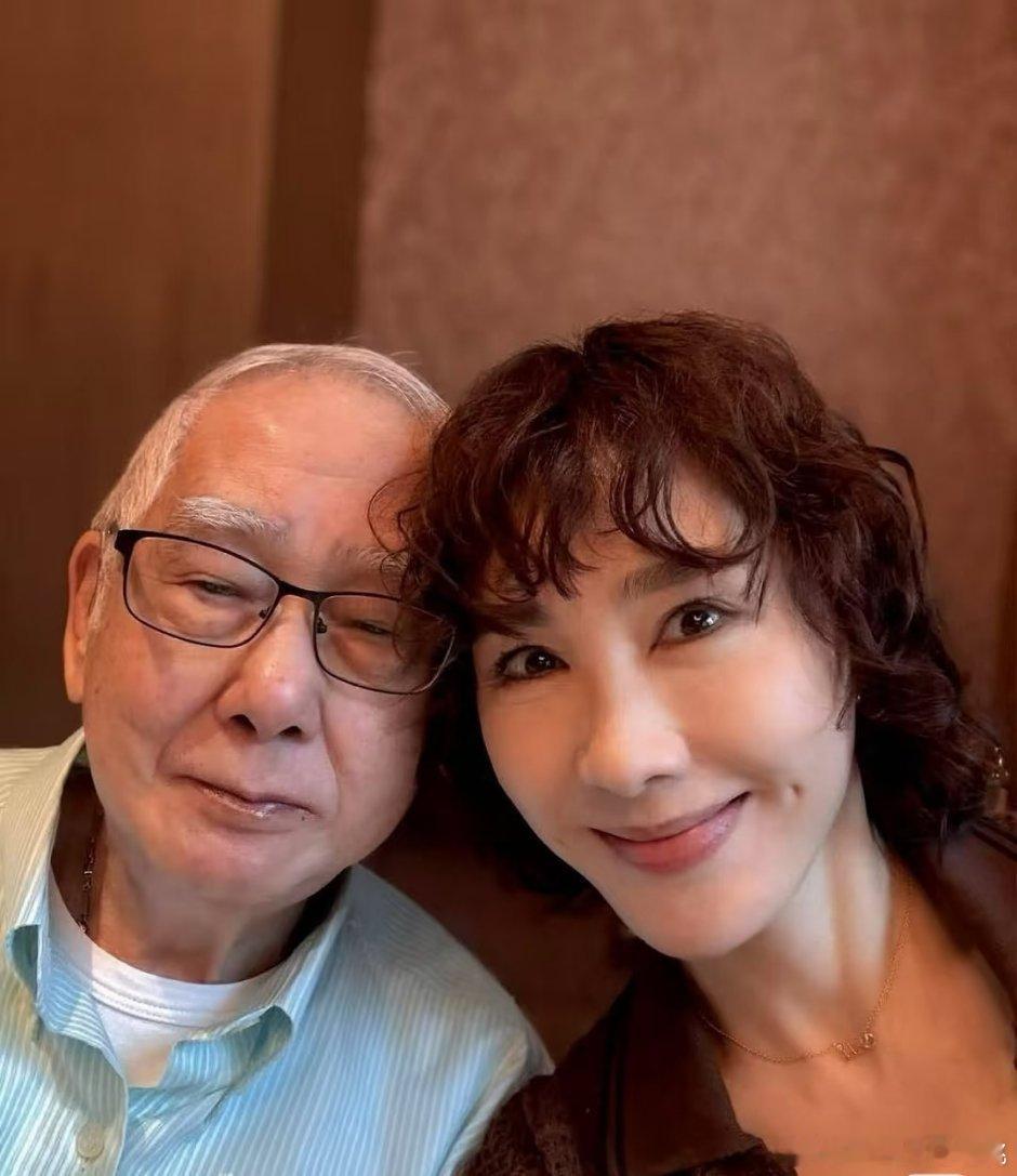 黎姿一家人合照，弟弟黎婴也一起出镜了 ​​​