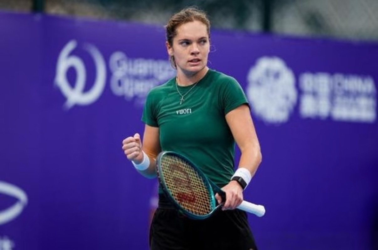 王欣瑜1比2麦克纳莉WTA1000迈阿密站，王欣瑜苦战三盘1-2不敌麦克纳莉，比