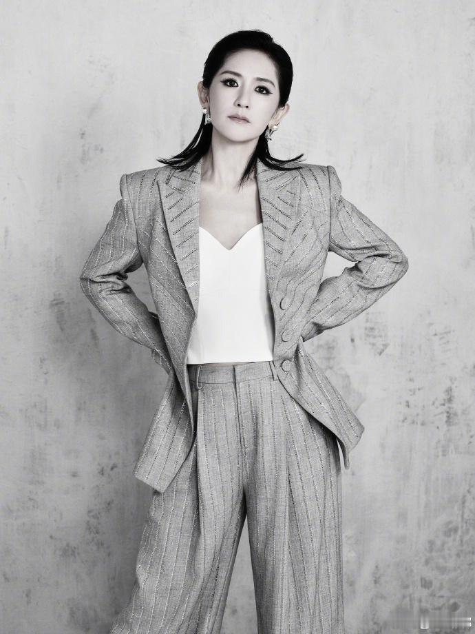 谢娜挣脱标签自在生长、谢娜女生的美本就千姿百态褪去固有标签勇敢前行，谢娜活出松弛