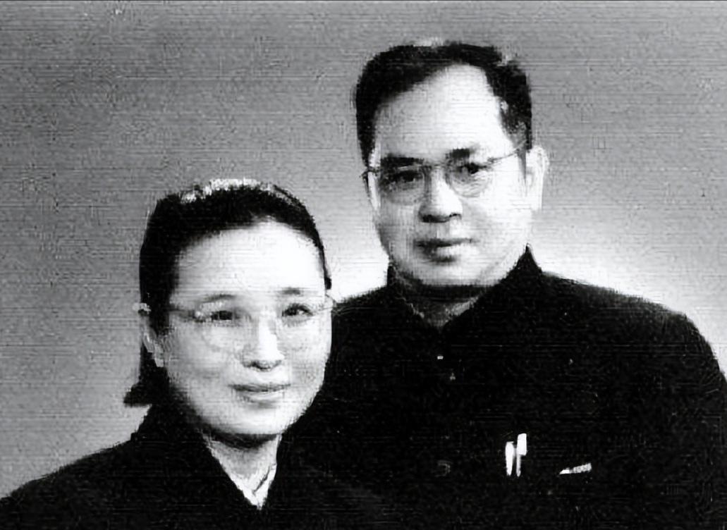 [微风]1934年，著名历史学家吴晗向瘫痪在床的袁震表白，袁震拒绝道：“我久病缠