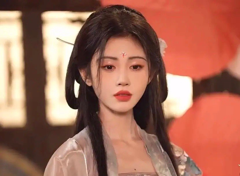 鞠婧祎很有古韵，迪丽热巴太异域了，让人联想不到嫦娥 ​​​