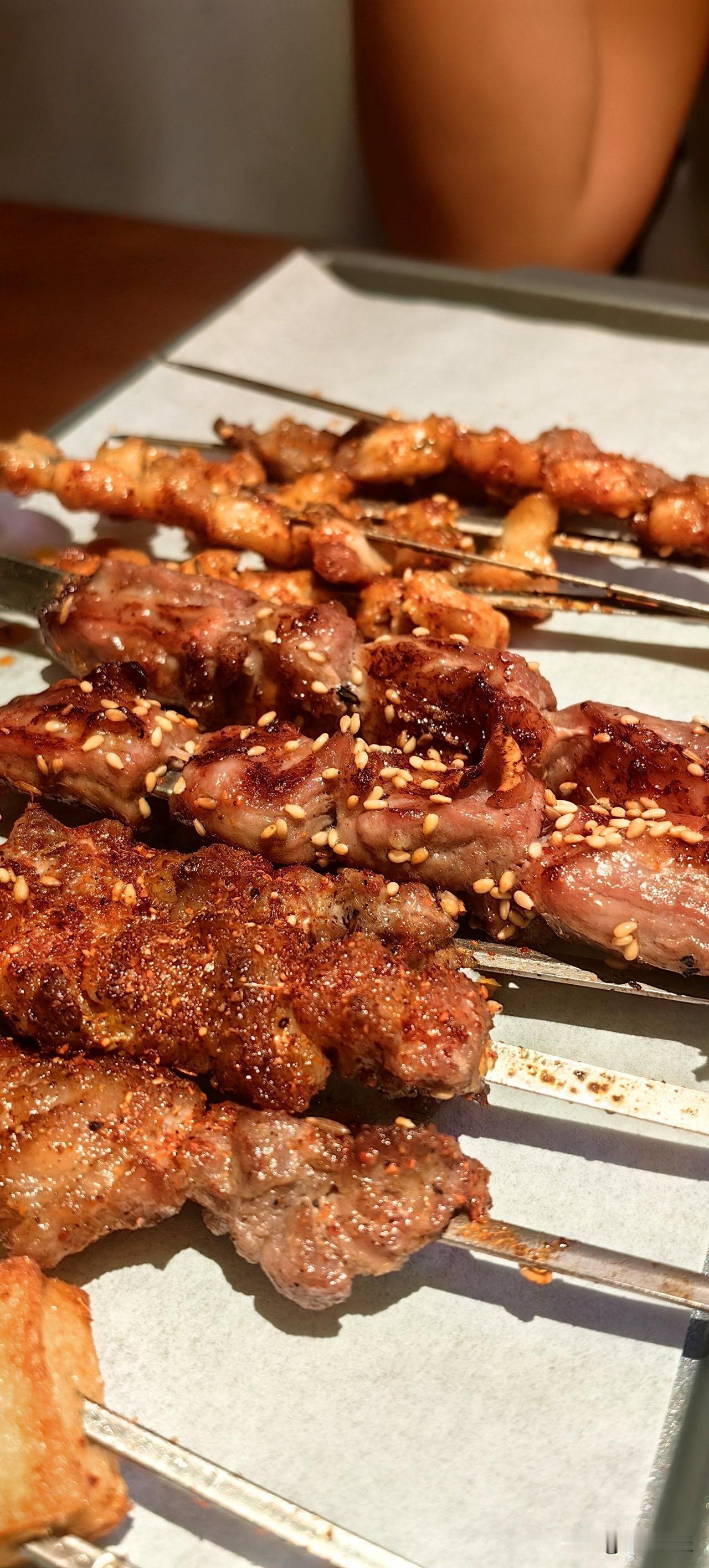 我媳妇又连续三天不吃晚饭，有时候晚上看电视的时候我吃点零食。她馋的口水都要流出来
