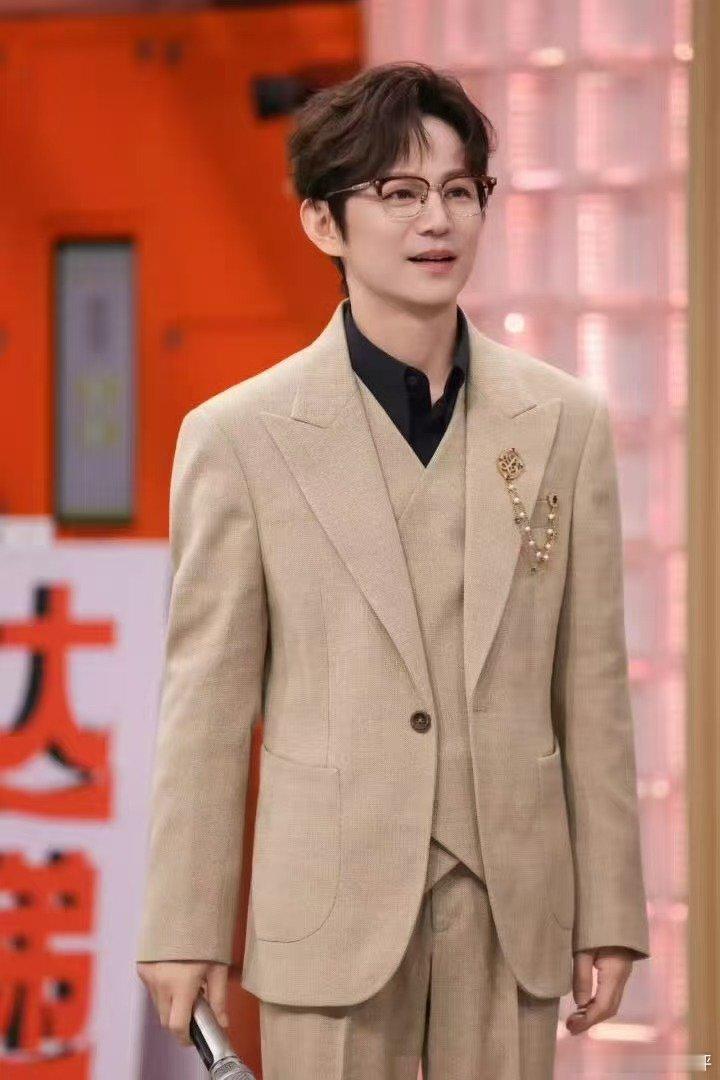 赖伟明回应长得像何炅我们的宿舍 终于正面回应撞脸何老师，合照一出，大家都说果然很