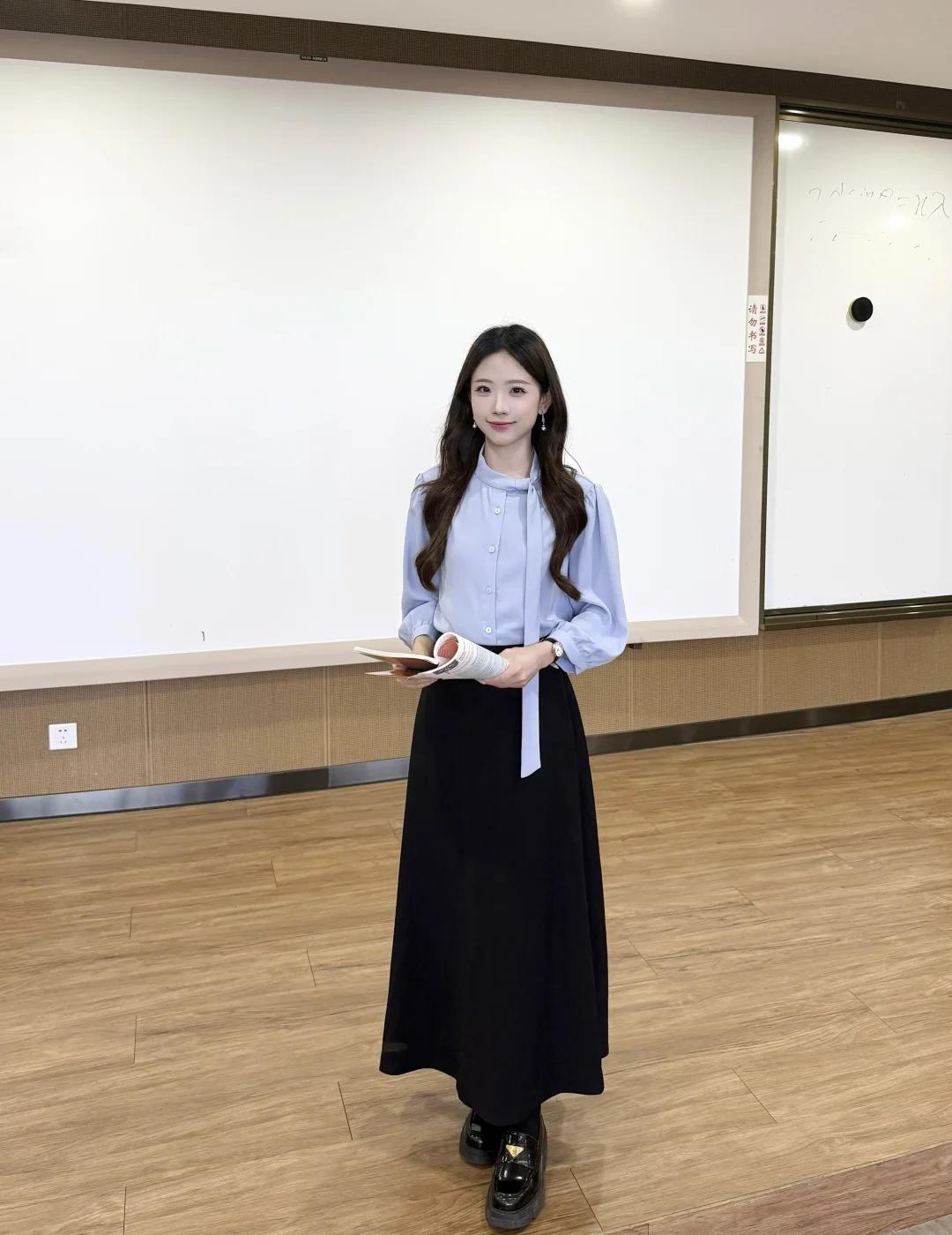 教师编面试战袍｜浅蓝飘带衬衫稳上岸💙
低饱和浅蓝飘带衬衫+垂感黑色半裙，
非常