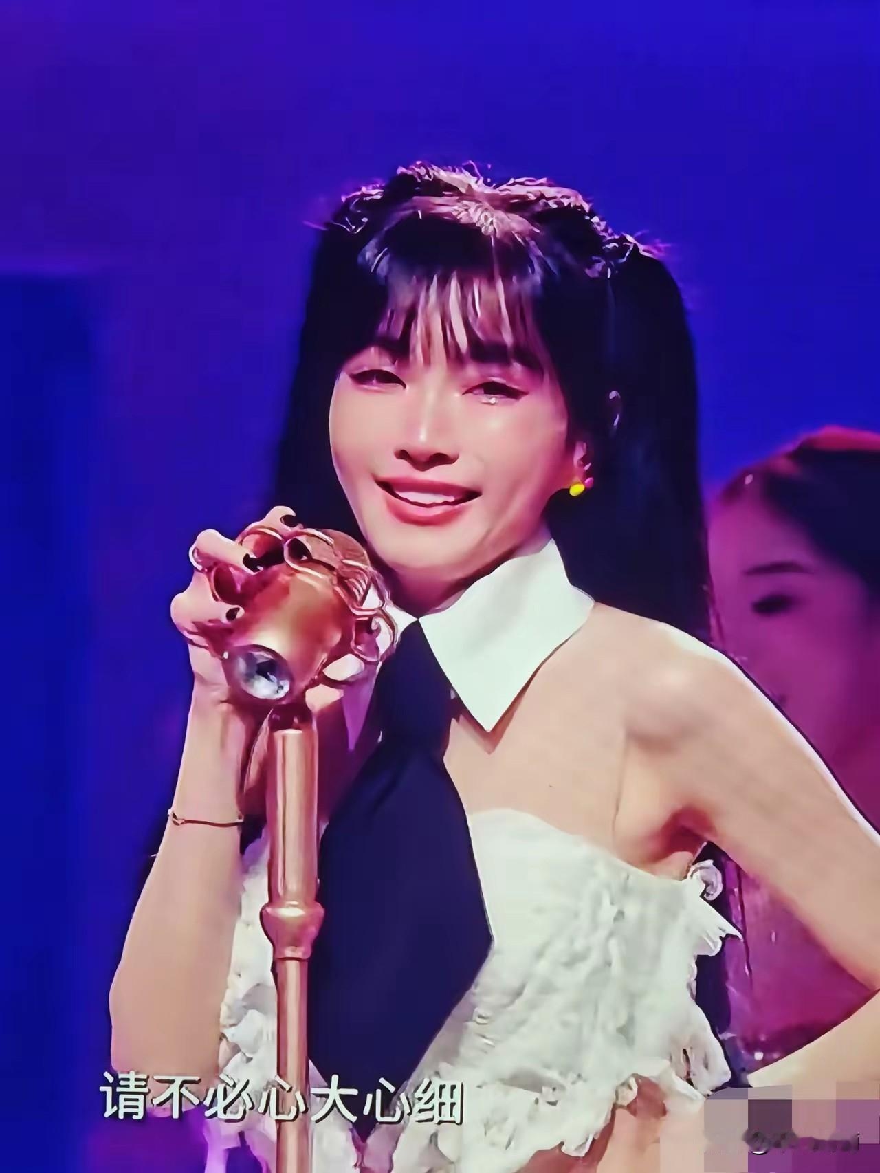 演都不演了吗？
湾区升明月晚会上，明眼人都看的出来，谢金燕连麦都没有戴，现场却传
