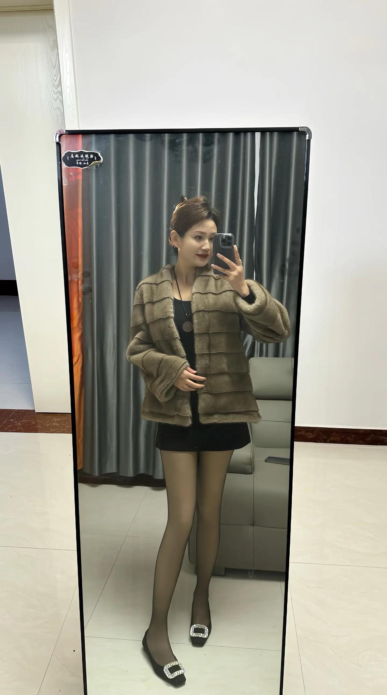 毛绒外套+黑色短裙，优雅气质，尽显时尚魅力