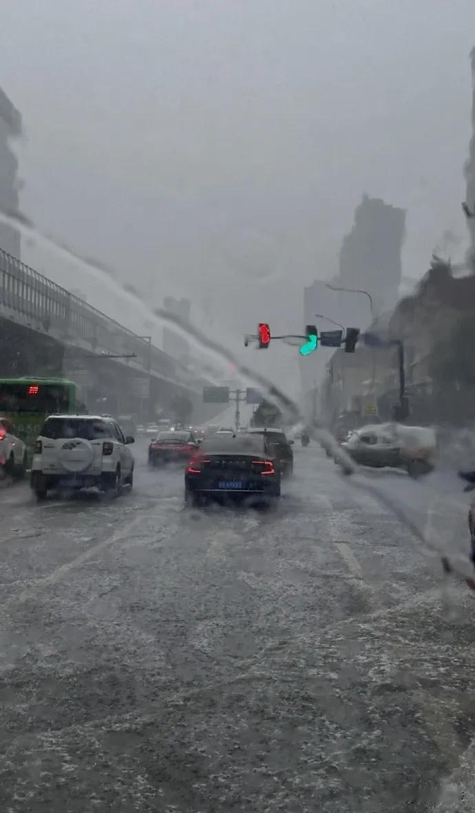 西安还算正经北方吗？雨线北移后，雨水暴涨，南方式极端天气频频出现。
提起西安，传