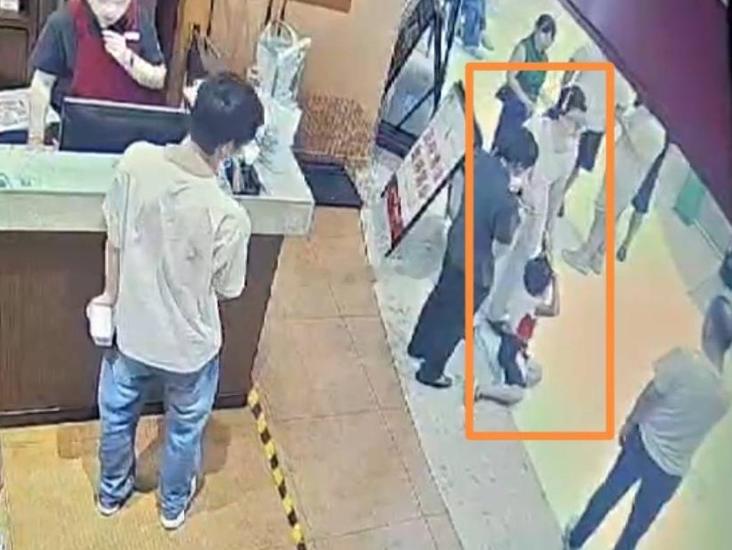 4岁男童被指摸臀事件完整监控曝光大快人心！当事女子账号被禁止关注。她坦言自己做自