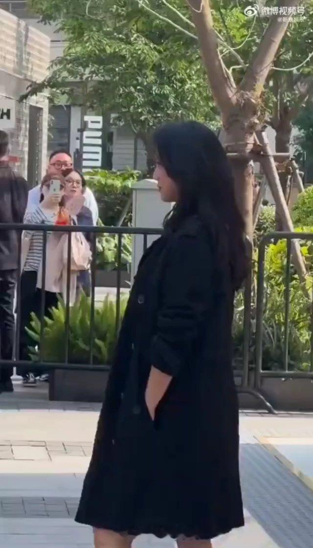 疑似汤唯怀二胎汤唯好像在上海参加buberry活动，看这肚子不小了吧，但是状态还