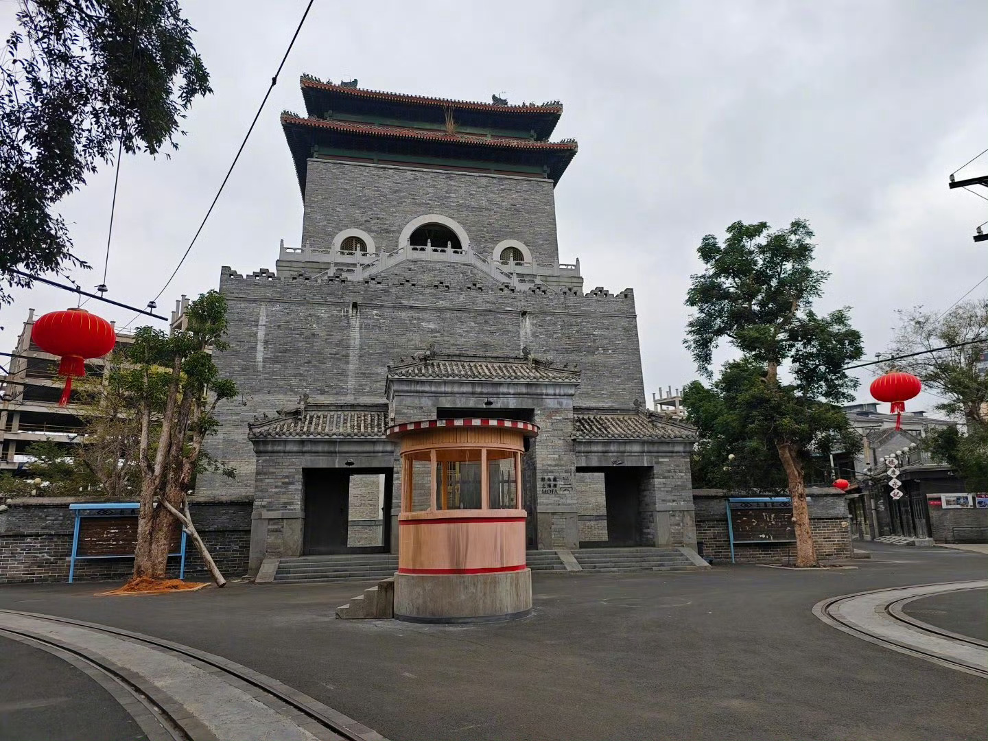 元宝宝佳片放送海口观澜湖的一处影视基地，冯小刚电影《抓特务》一些外景在此处拍摄。