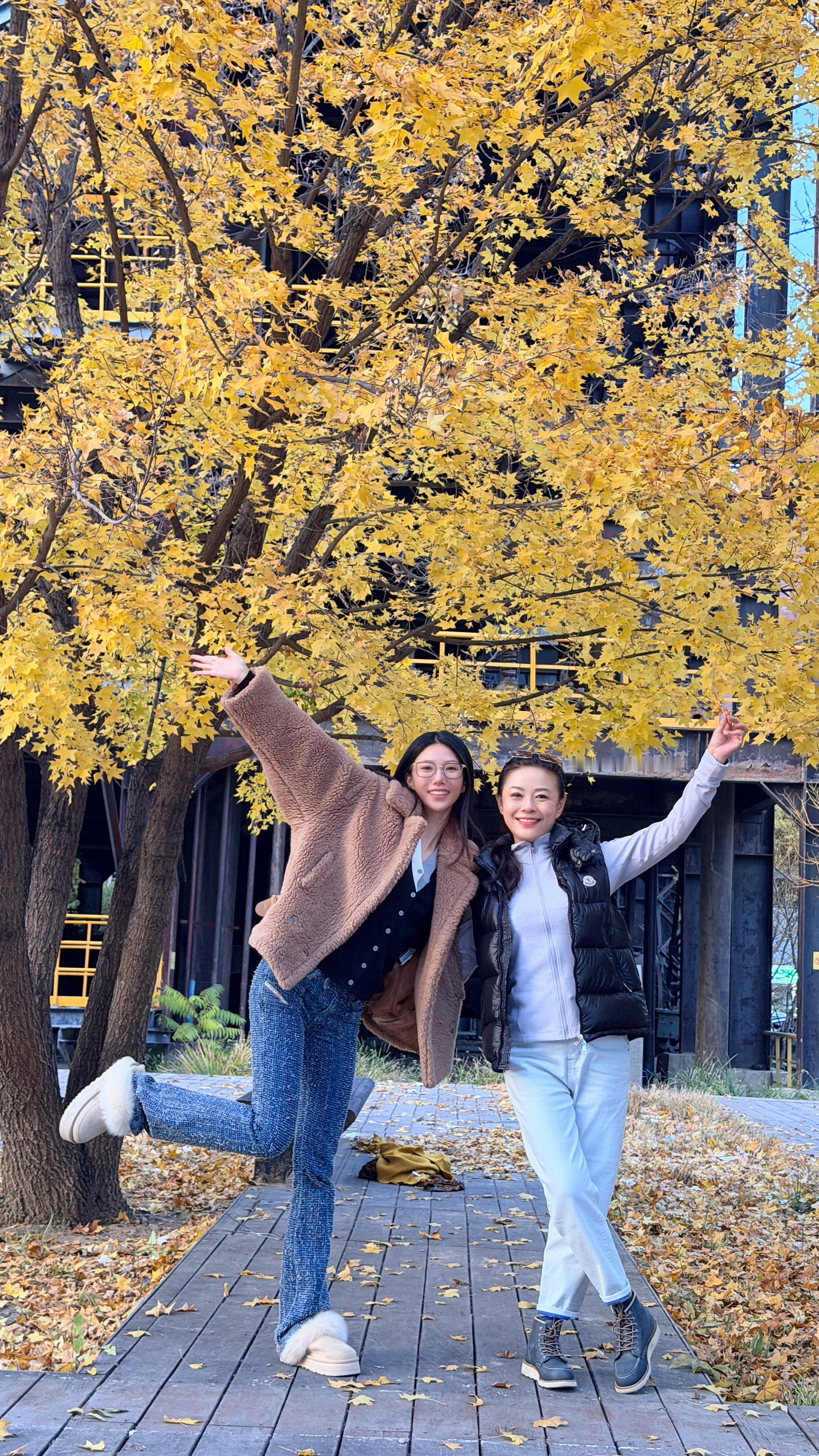 母慈子孝的一天[抱一抱]下午跟妈妈去公园拍照晚上姐妹闪送来了大闸蟹跟妈妈喝着黄酒