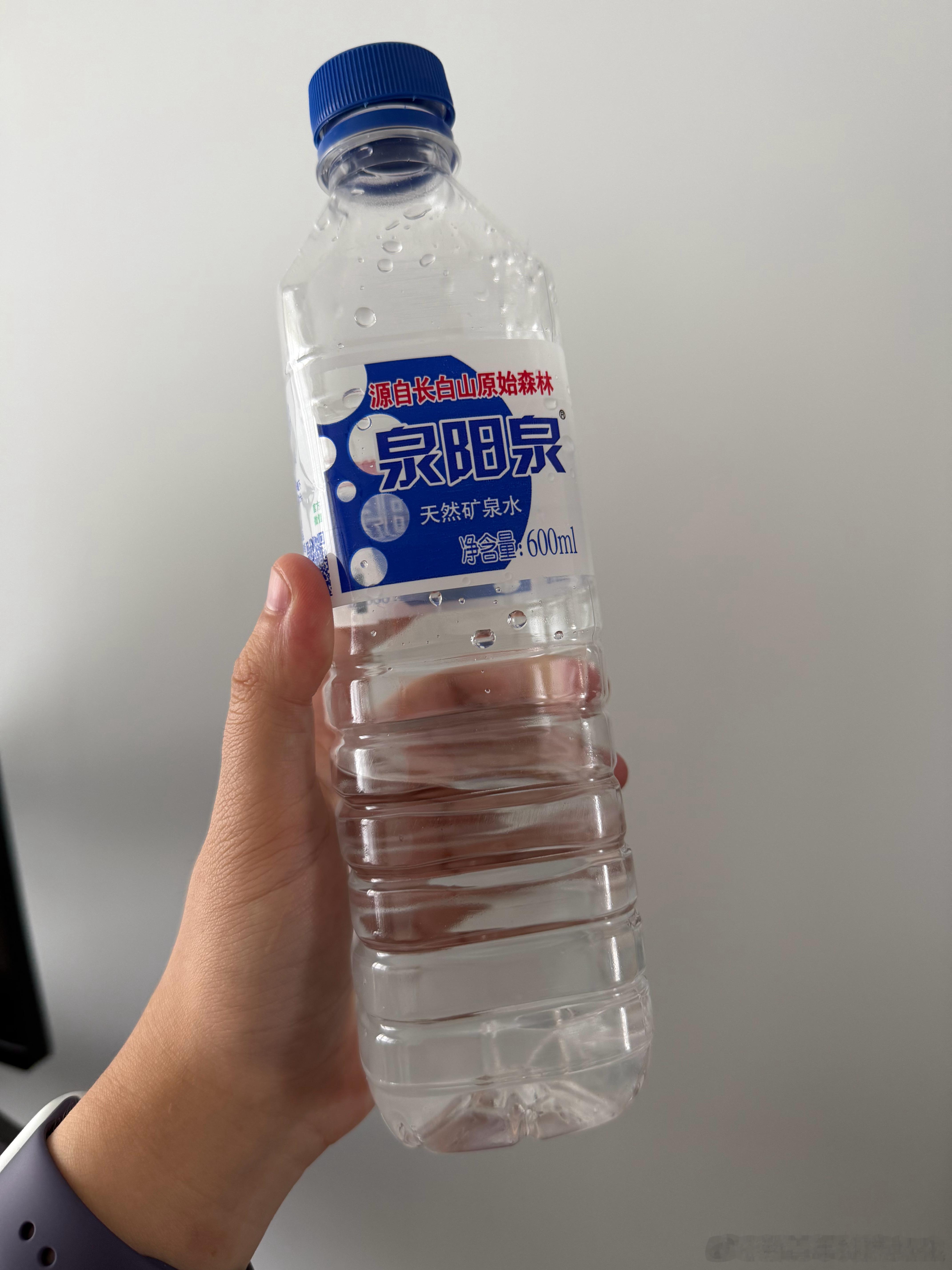 为什么泉阳泉这个矿泉水，明明没放冰箱但不论啥时候喝，都感觉有点清爽的冰感？