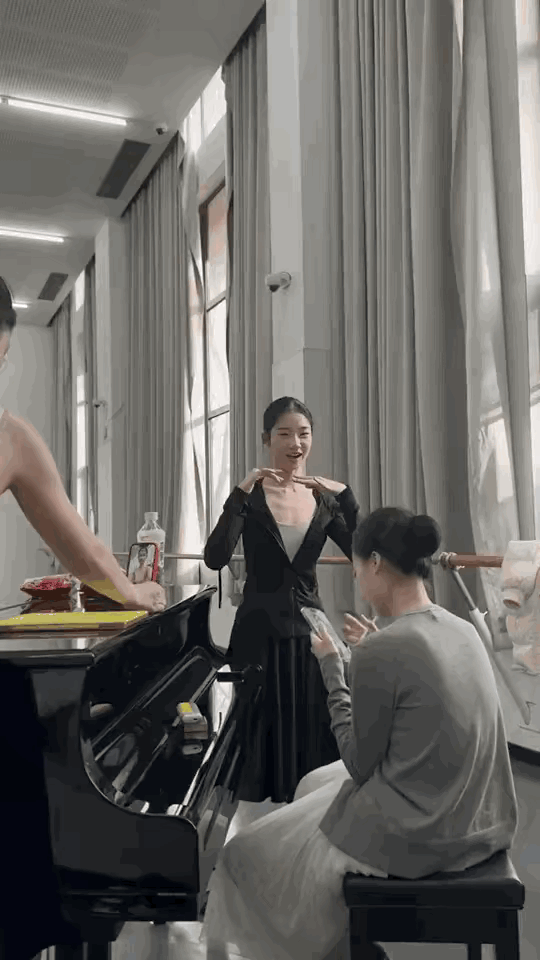 咱普通人学这动作，估计只会变成“小鸡啄米”，完全没那味儿～