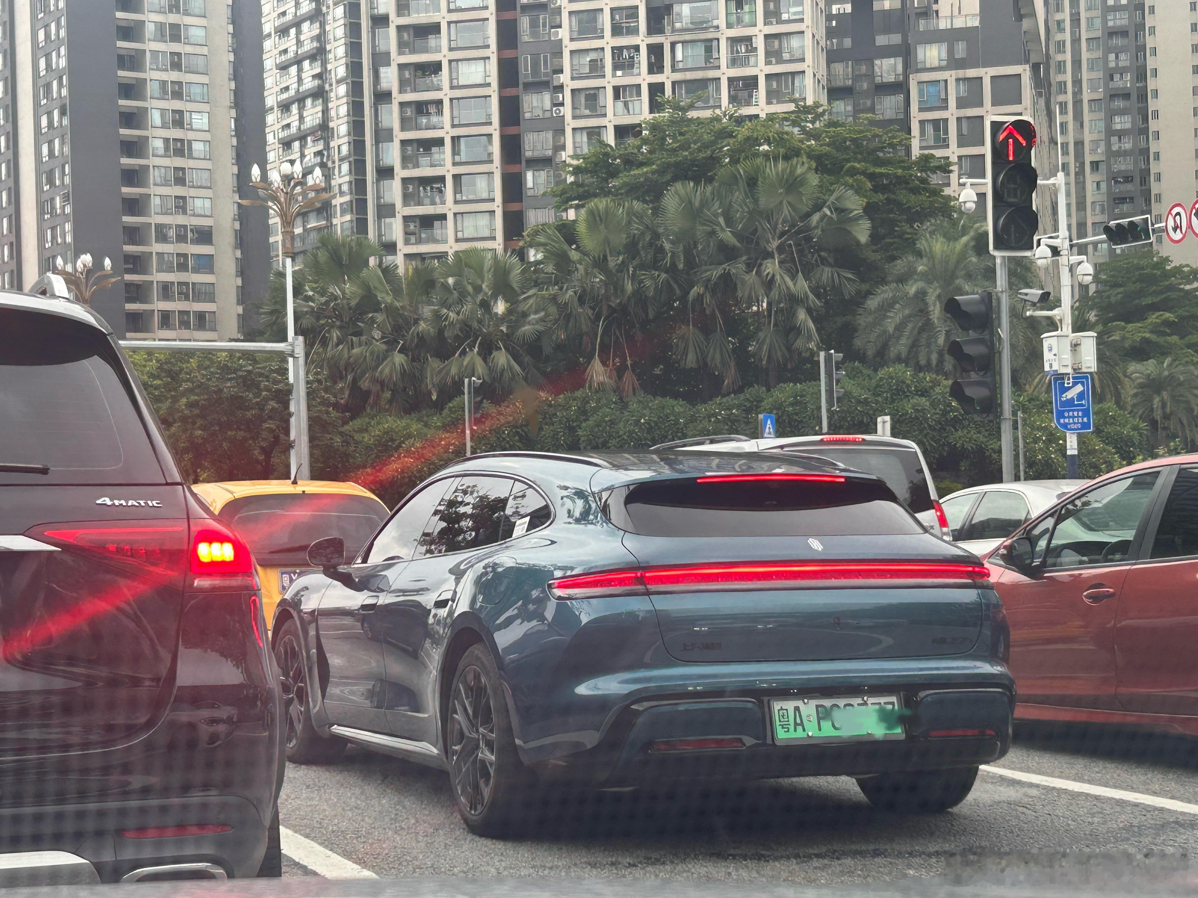 好羡慕啊，那么年轻就能开保时捷 