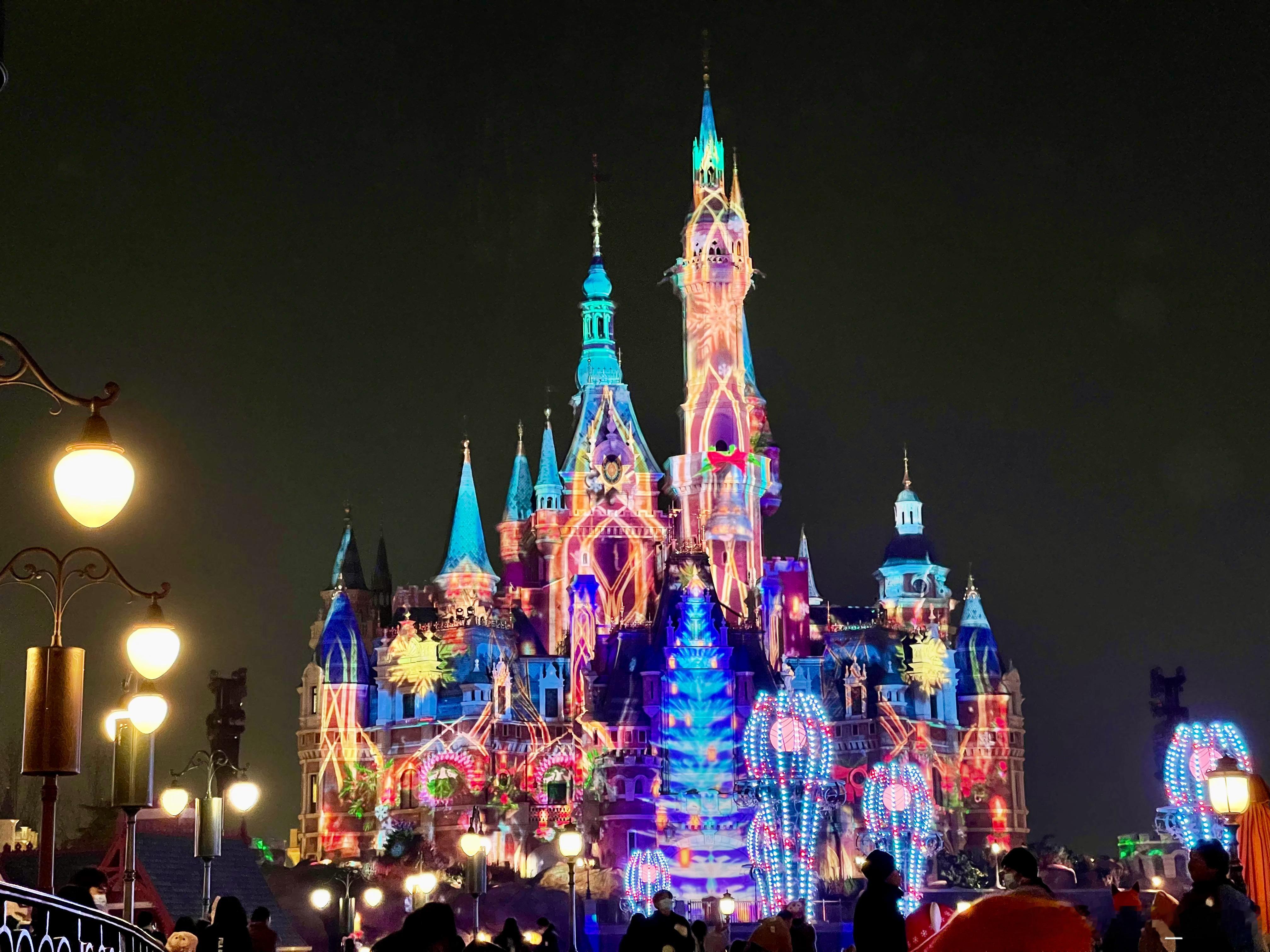 #上海迪士尼称或将取消跨年烟花秀# 已经降到轻度污染了，我在寒风中坐好了，让孩子