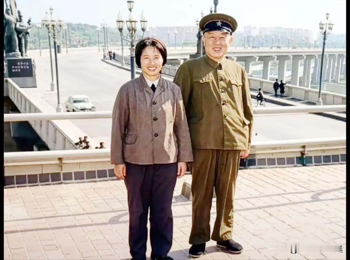 上世纪七十年代前期，时任海军政委苏振华将军（右）与大女儿苏承业（左）在南京长江大