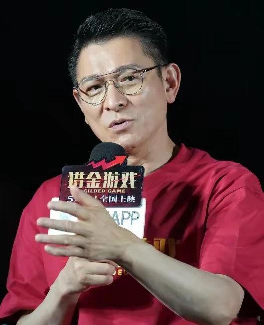 刘德华63岁，女儿13岁，年龄差引关注。生育时机引思考，多少岁生孩子才最合适？ 