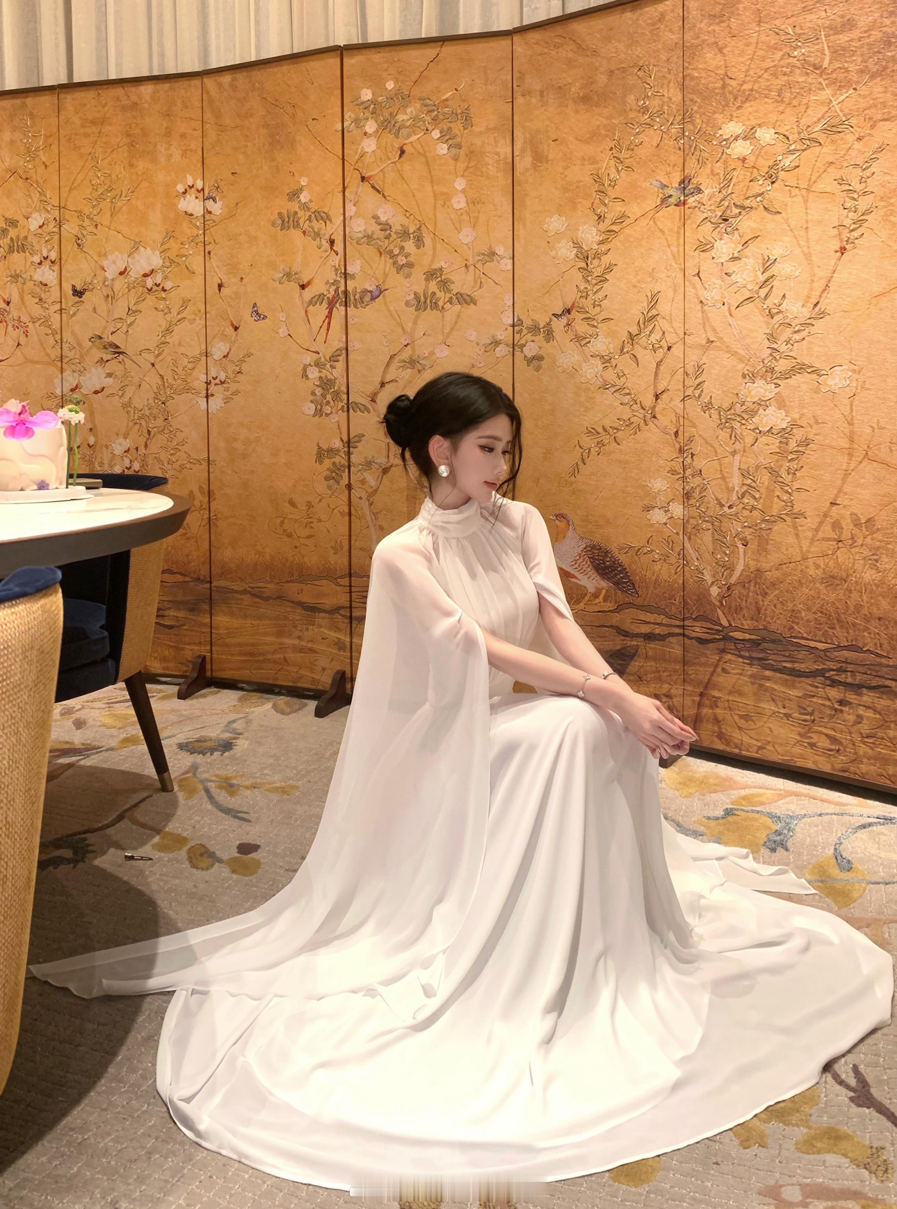 “形容她的话 是清冷的木质调” 