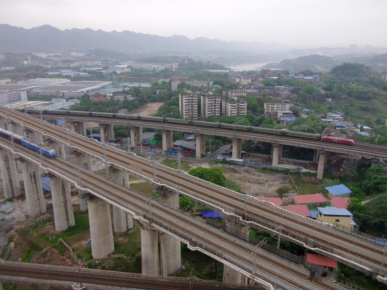 相隔十年在重庆铁路枢纽井口立交区拍摄的图片，最明显的变化就是多了一条成渝中线高铁