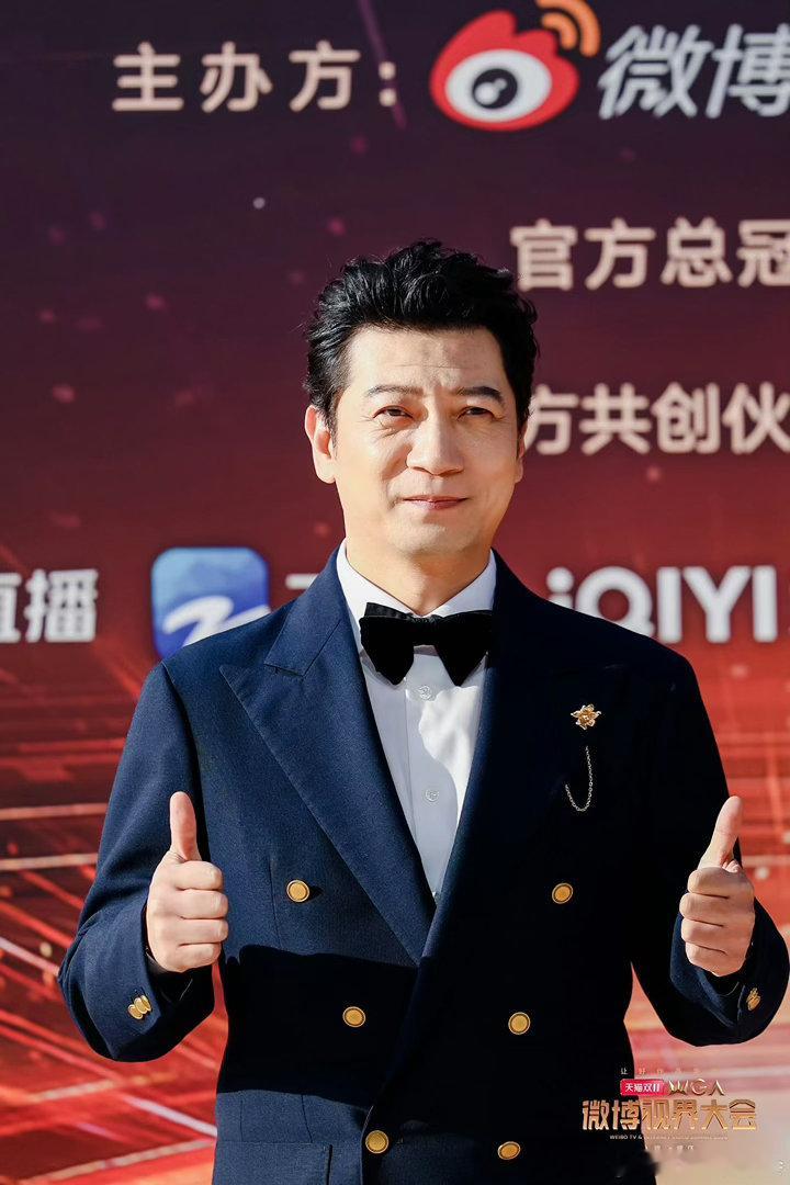 田雨在红毯上跑起来了 田雨红毯怎么这么有节目啊hhhh因为担心大家久等，就这么一