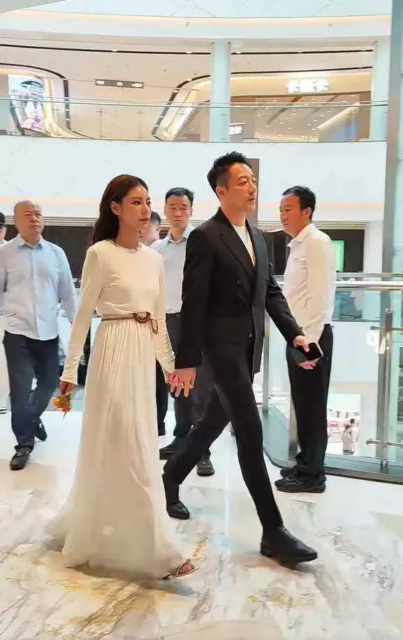 近日，有网友在台北某公园拍到马筱梅带着小玥儿游玩的画面。自从大S离世后，马筱梅就