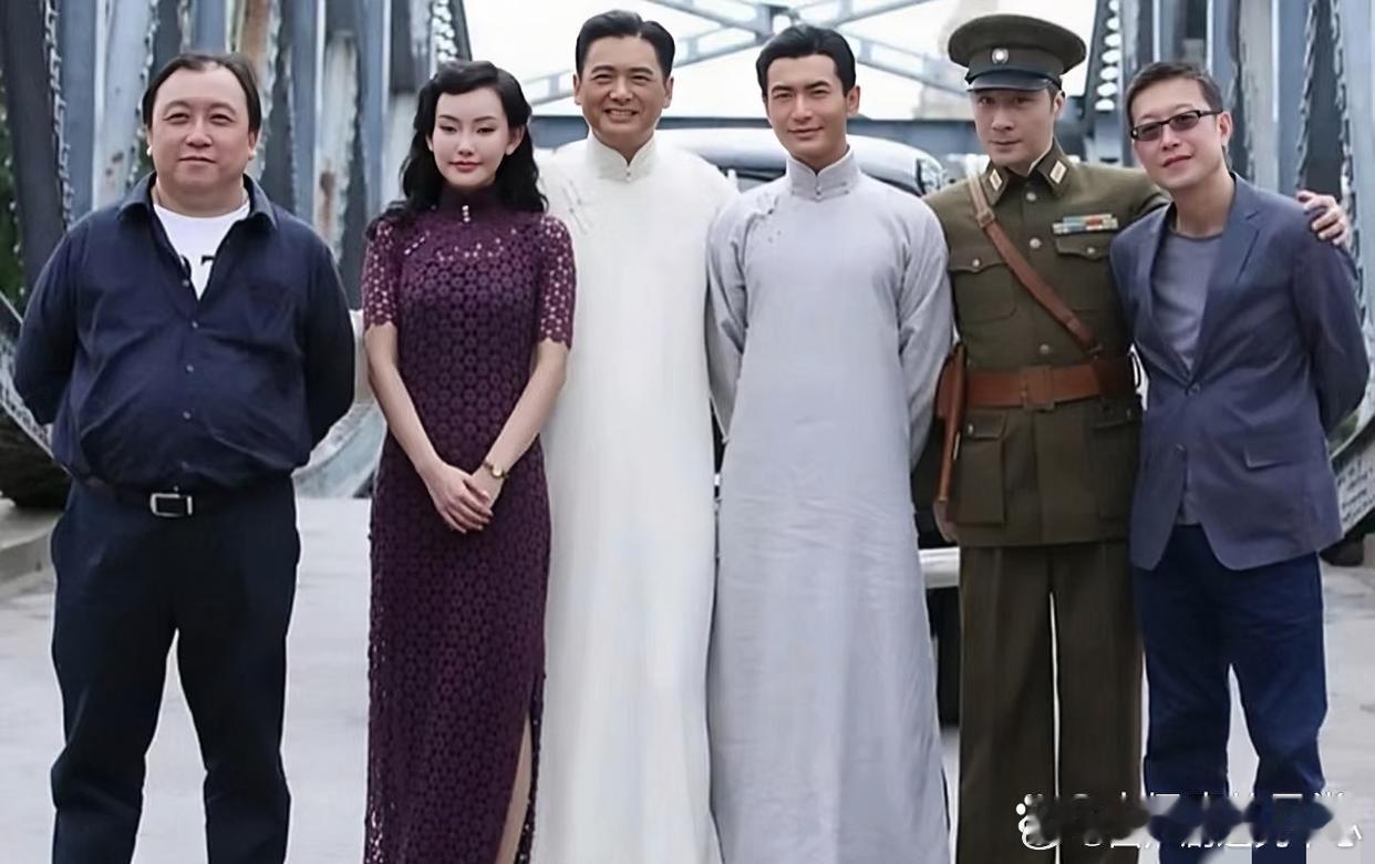 照片中唯一的女演员是谁？和这么多大腕演出，好像也没什么名气吧！ 