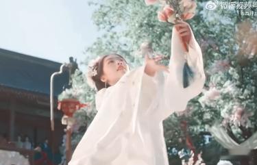邓恩熙新剧美人一大跳 邓恩熙把傅庭芸大家闺秀的底色演出来，不只是外表好看，神态举