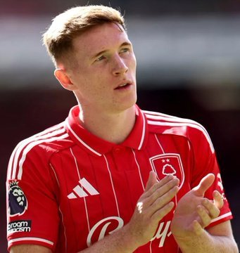 镜报John Cross埃利奥特安德森是曼联明年夏天引援的首要目标！曼联准备不惜