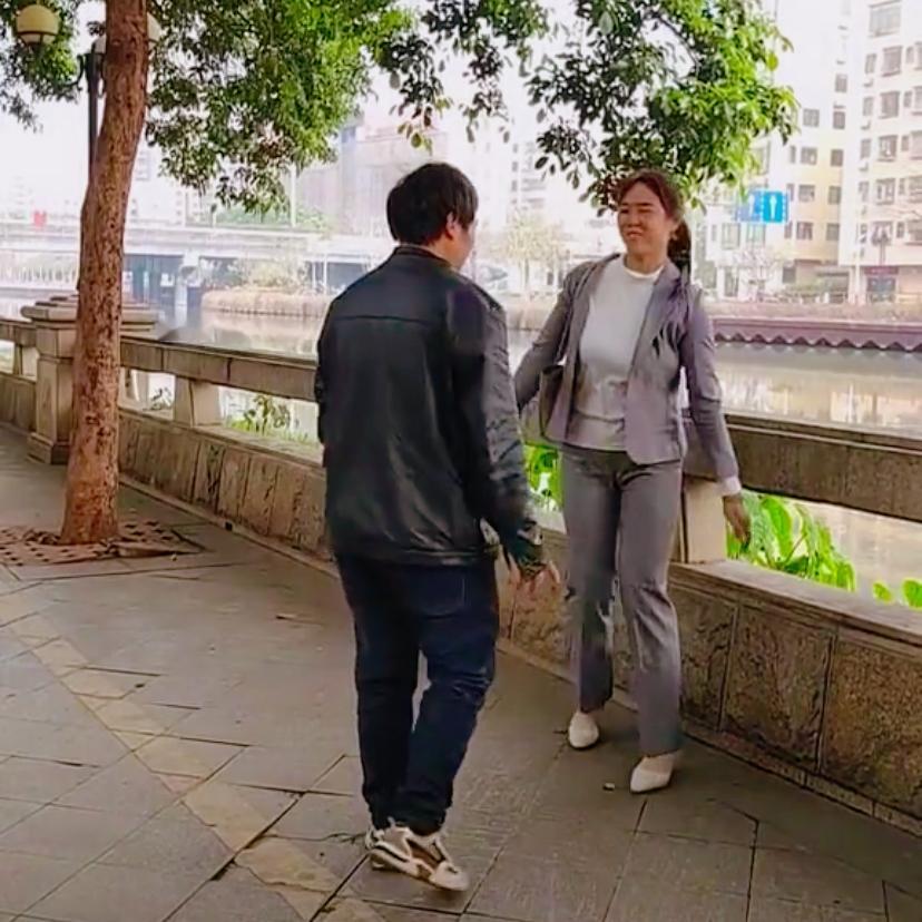 本村有个小学教师，
一辈子勤勤恳恳教书育人，
唯独在独生女儿的婚事上，
拧成了死