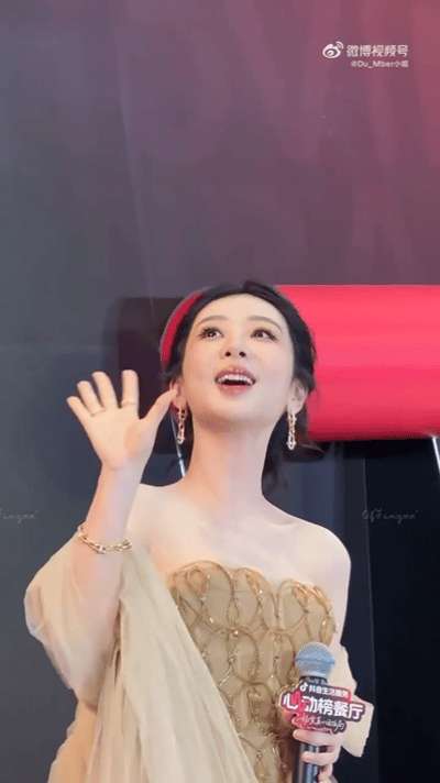 杨紫一进来就各种给粉丝饭撒杨紫给粉丝飞吻了身着精致高定登场，杨紫入场一刻就开启暖